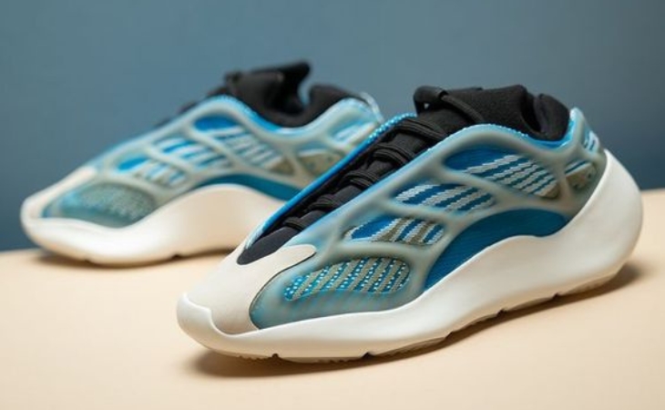 YEEZY 700 V3